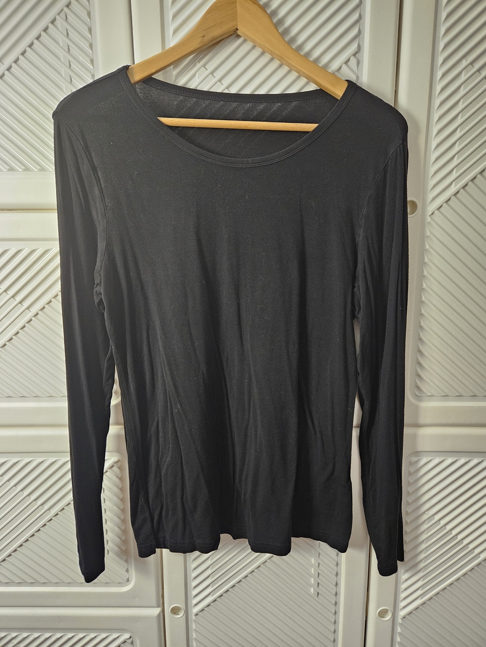 Women's Black Long-Sleeve Crewneck Tee